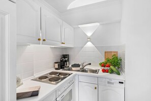 Cafetera y tetera, refrigerador, horno y parrilla de estufa