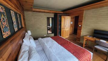 In-room safe, desk, free WiFi