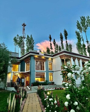 Unclassified image, 2 of 9, button - Coral Ladakh (Leh)