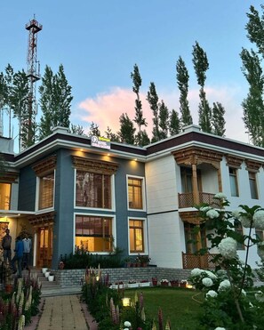 Unclassified image, 5 of 9, button - Coral Ladakh (Leh)