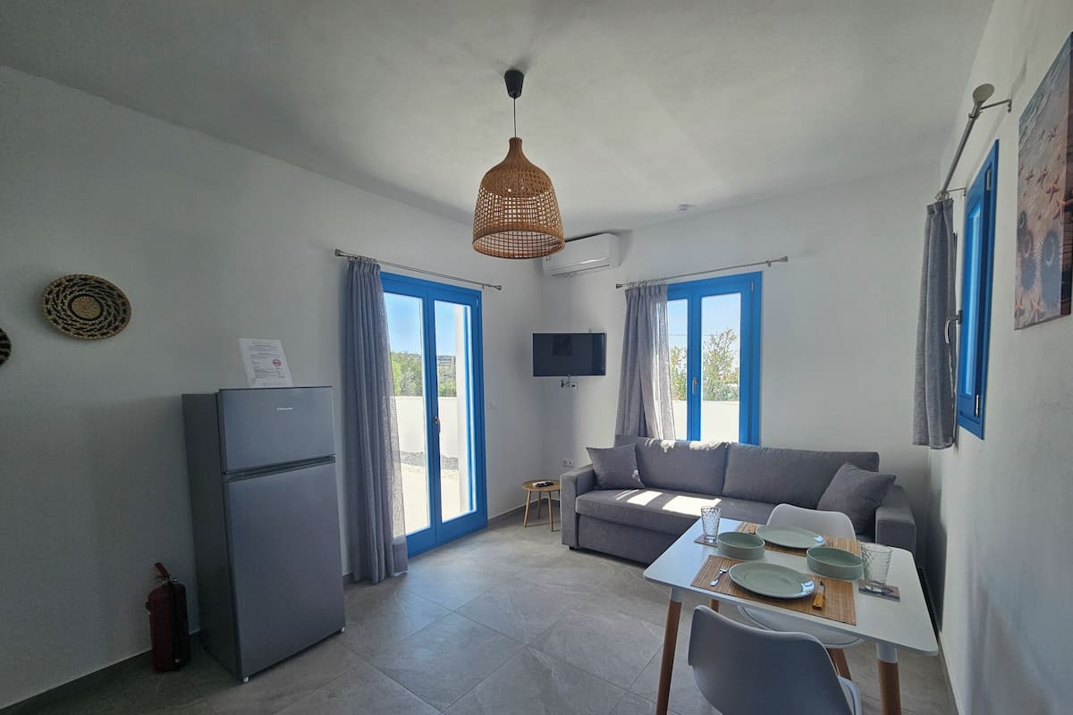 Apartment, 1 Bedroom, Lanai, Ground Floor | Living area