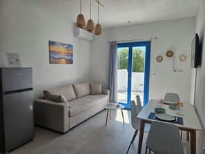Departamento, 1 habitación, vista al patio, planta baja | Área de sala de estar