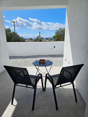 Apartment, 1 Schlafzimmer, Blick auf den Innenhof, Erdgeschoss | Lanai (Veranda)