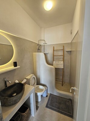 Appartement, 1 chambre, vue cour intérieure, rez-de-chaussée | Douche de la salle de bain
