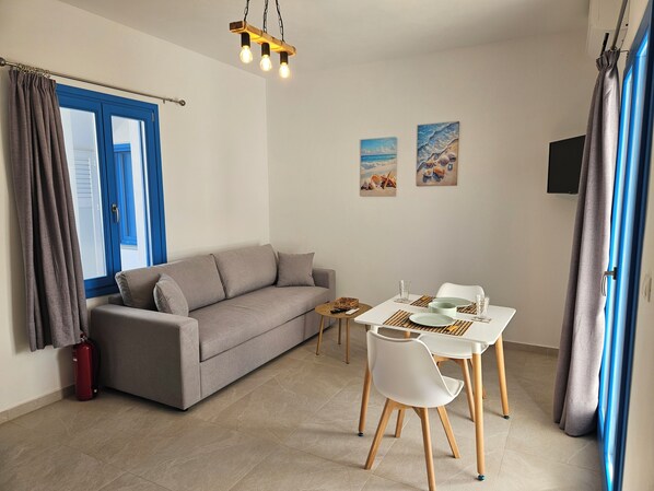 Apartment, 1 Schlafzimmer, Blick auf den Innenhof, Erdgeschoss | Wohnbereich