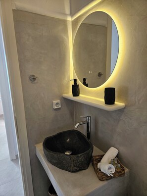 Appartement, 1 chambre, vue cour intérieure, rez-de-chaussée | Lavabo de la salle de bain