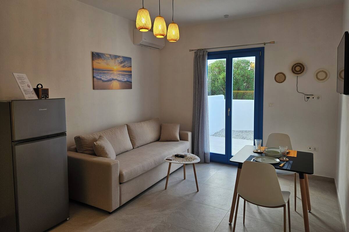 Apartment, 1 Bedroom, Courtyard View | Living area