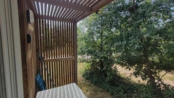 Chalet, uitzicht op tuin | Terrein van de accommodatie