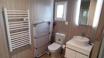 Chalet, uitzicht op tuin | Badkamer