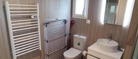 Alpehytte, hageutsikt | Bad