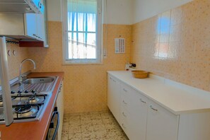 Fridge, oven, stovetop, cookware/dishes/utensils - Casa la Cornice sul Mare (La Caletta (Siniscola))