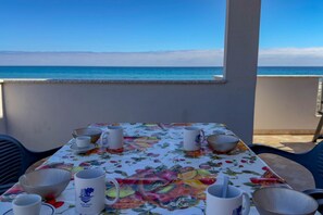 Outdoor dining - Casa la Cornice sul Mare (La Caletta (Siniscola))