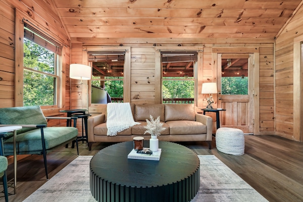 特色小屋, 2 间卧室, 热水浴缸 | 客厅 | 32-英寸智能电视 (配备数码频道)、壁炉