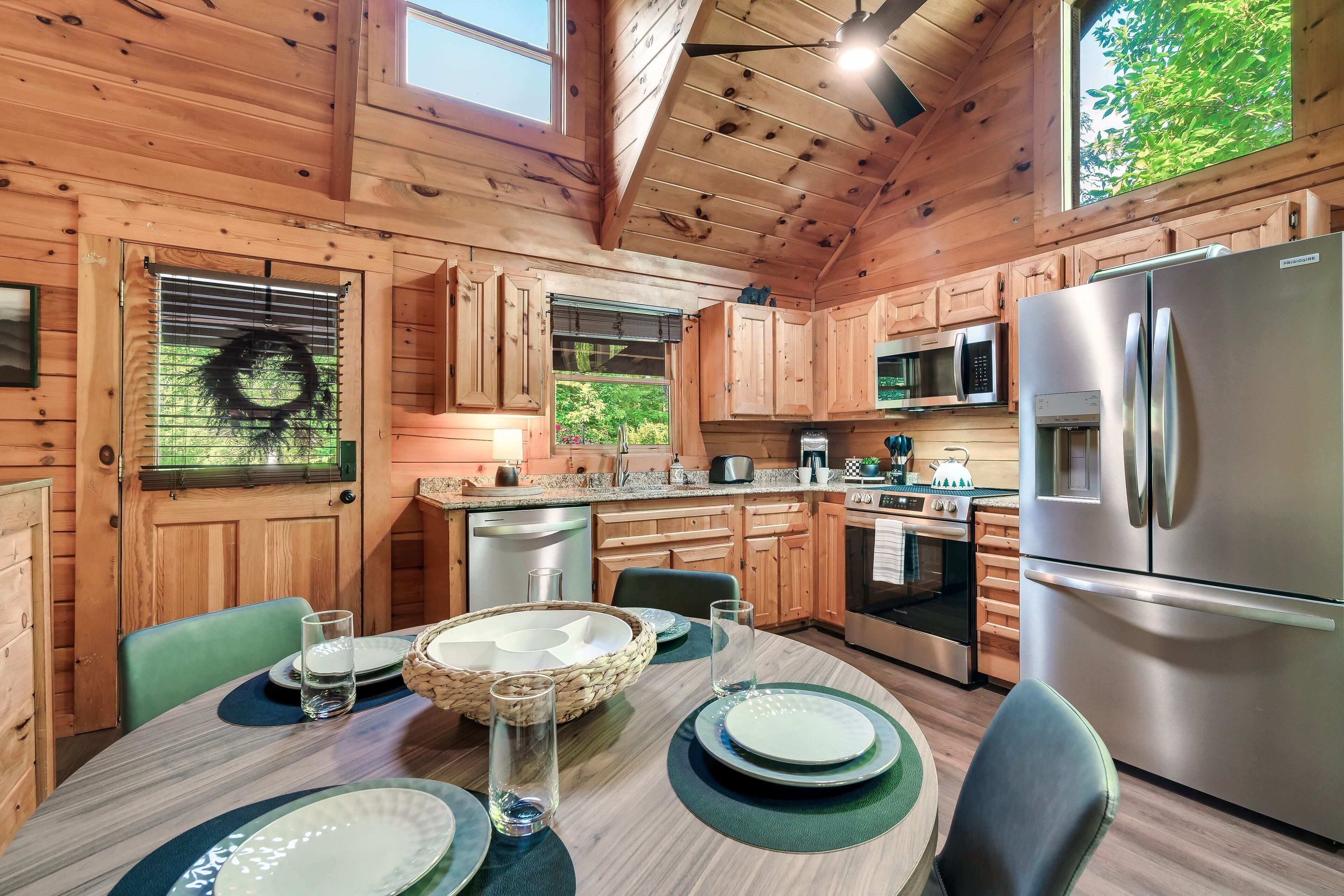 Signature Cabin, 2 Bedrooms, Hot Tub | In-room dining