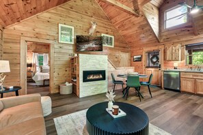 Signature Cabin, 2 Bedrooms, Hot Tub | Living room | 32-inch Smart TV with digital channels, fireplace