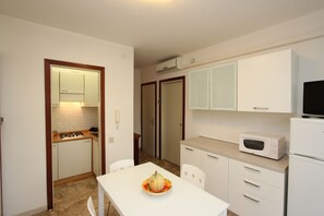Fridge, microwave, stovetop, cookware/dishes/utensils - Cozy flat in Bibione Spiaggia (Bibione)