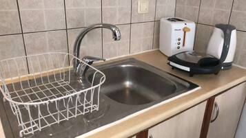 Fridge, oven, stovetop, coffee/tea maker