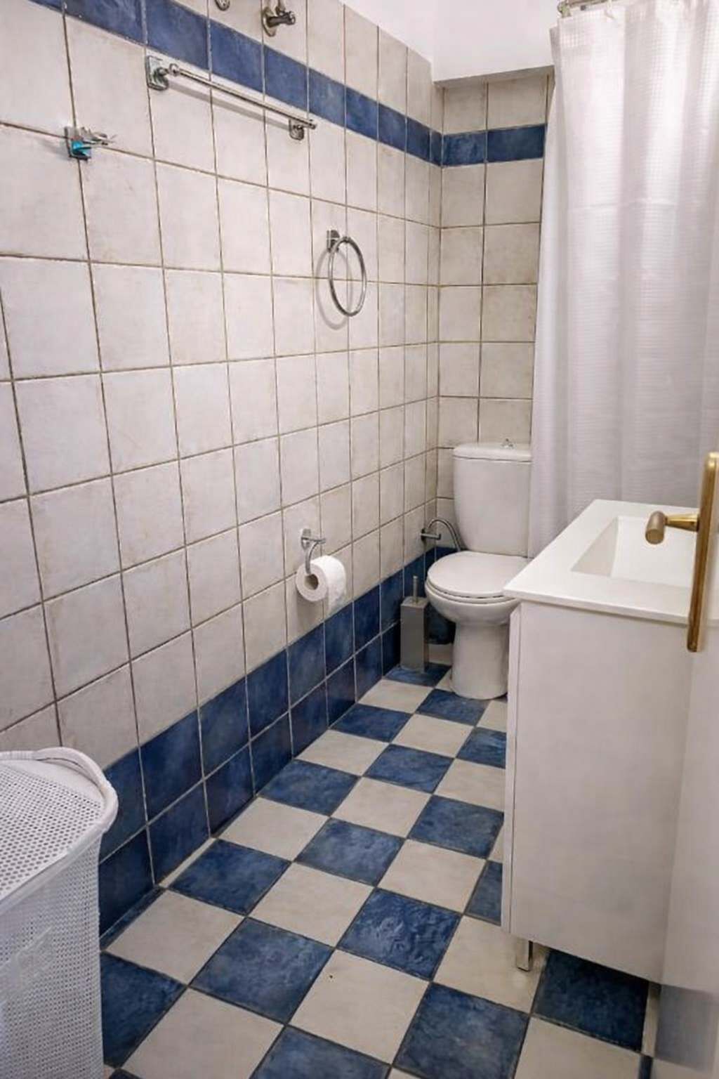 Douche, séchoir à cheveux, serviettes fournies