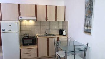 Kühlschrank, Ofen, Herdplatte, Wasserkocher mit Kaffee-/Teezubehör