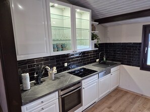 Bungalow | Private kitchen - Freistehender Ferienbungalow im Fachwerkstil (Butjadingen)