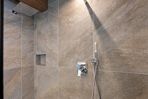 Shower, hair dryer, towels - Apartment 'Loni Lodge Poja' (Vermiglio)