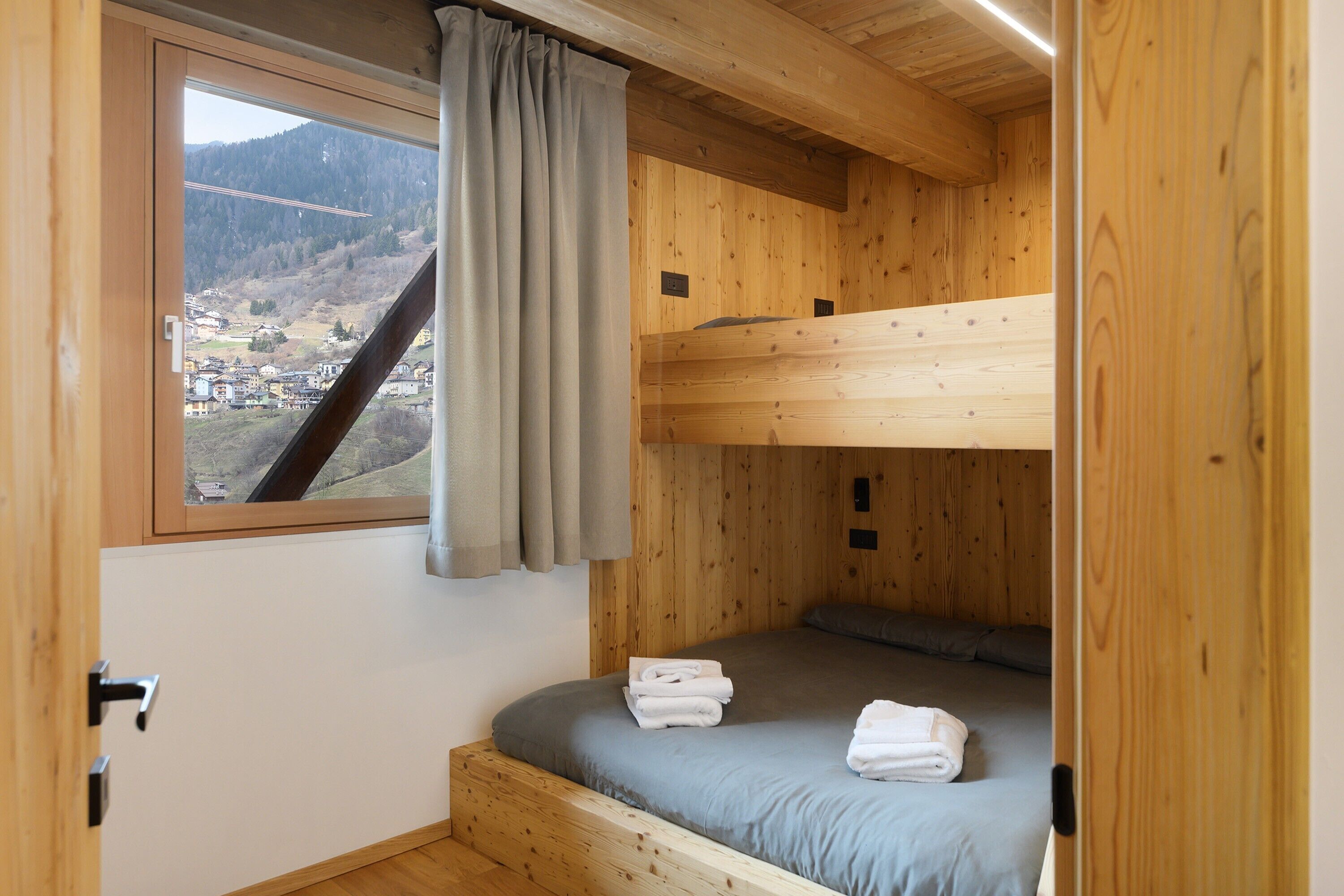 2 bedrooms, WiFi, bed sheets, wheelchair access