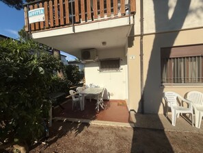 Outdoor dining - Cozy flat with private parking in Rosolina Mare (Rosolina Mare)