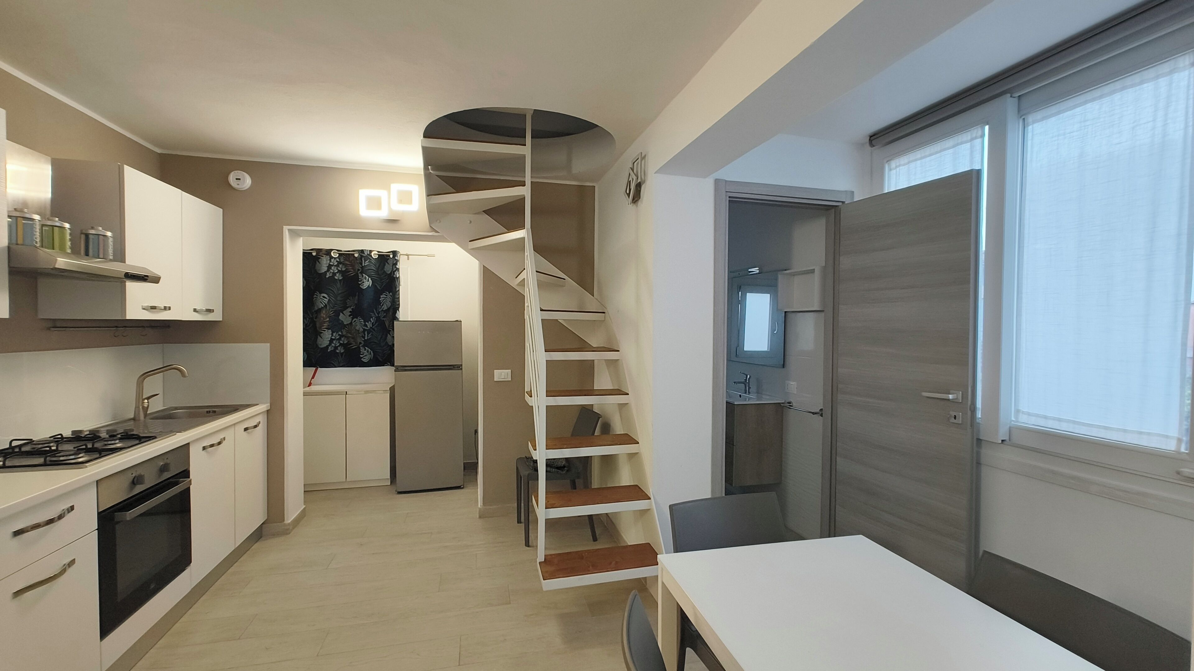 Kühlschrank, Ofen, Herdplatte, Kochgeschirr/Geschirr/Besteck