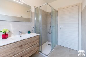 Shower, bidet, shampoo, toilet paper - WANT OF LAKE by Design Studio (Colico)