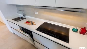 Een koelkast, een magnetron, een vaatwasser