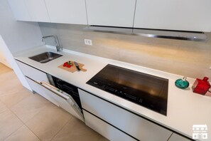 Kühlschrank, Mikrowelle, Geschirrspüler