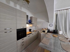 Fridge, oven, dishwasher, cookware/dishes/utensils - Villa Jole Fontane Bianche (Fontane Bianche)