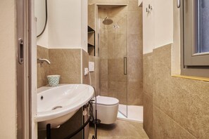 Een douche, handdoeken