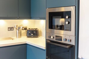Casa estándar, balcón | Cocina privada | Frigorífico grande, microondas, horno y placa de cocina