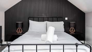 Casa estándar, balcón | Espacio para trabajar con laptop y tabla de planchar con plancha