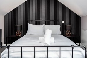 Casa estándar, balcón | Espacio para trabajar con laptop y tabla de planchar con plancha 