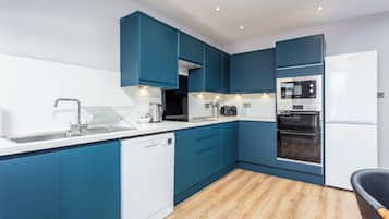 Casa estándar, balcón | Cocina privada | Refrigerador con congelador, microondas, horno y parrilla de estufa