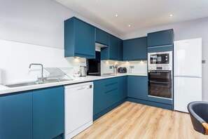 บ้านพักสแตนดาร์ด, ระเบียง | ครัวส่วนตัว | ตู้เย็นขนาดใหญ่, ไมโครเวฟ, เตาอบ, เตาประกอบอาหาร