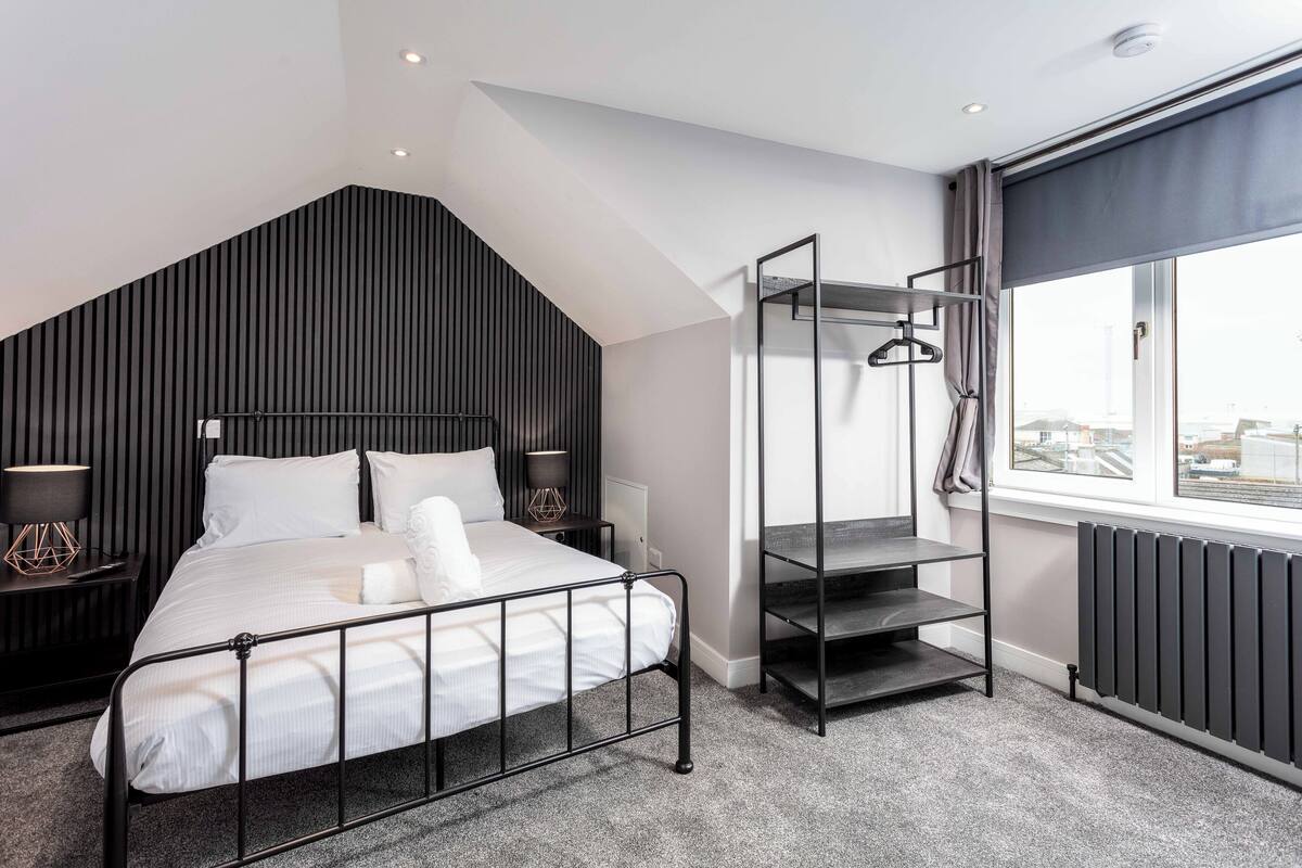 Casa estándar, balcón | Espacio para trabajar con laptop y tabla de planchar con plancha