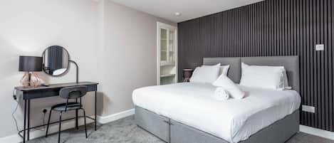 Casa estándar, balcón | Espacio para trabajar con laptop y tabla de planchar con plancha