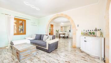 Een televisie en een open haard