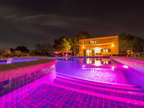 A nighttime pool area with a stone building in the background. - Country House 'Villa Angela' with Private Pool, Wi-Fi and Air Conditioning (Illes Balears)