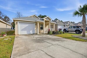 Exterior - Coastal Comfort 122-Community Pools-Sleeps 6 (Panama City Beach)