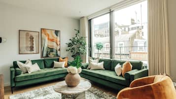 Deluxe-Apartment, 2 Schlafzimmer, Klimaanlage | Wohnbereich | 55-Zoll-Flachbildfernseher mit Digitalempfang