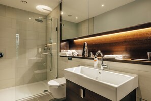 Căn hộ Deluxe, 2 phòng ngủ, máy điều hòa | Phòng tắm | Vòi sen/bồn tắm kết hợp, máy sấy tóc, khăn tắm, xà phòng