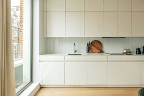 Apartamento luxo, 2 quartos, ar-condicionado | Cozinha privada | Geladeira, micro-ondas, fogão, cooktop