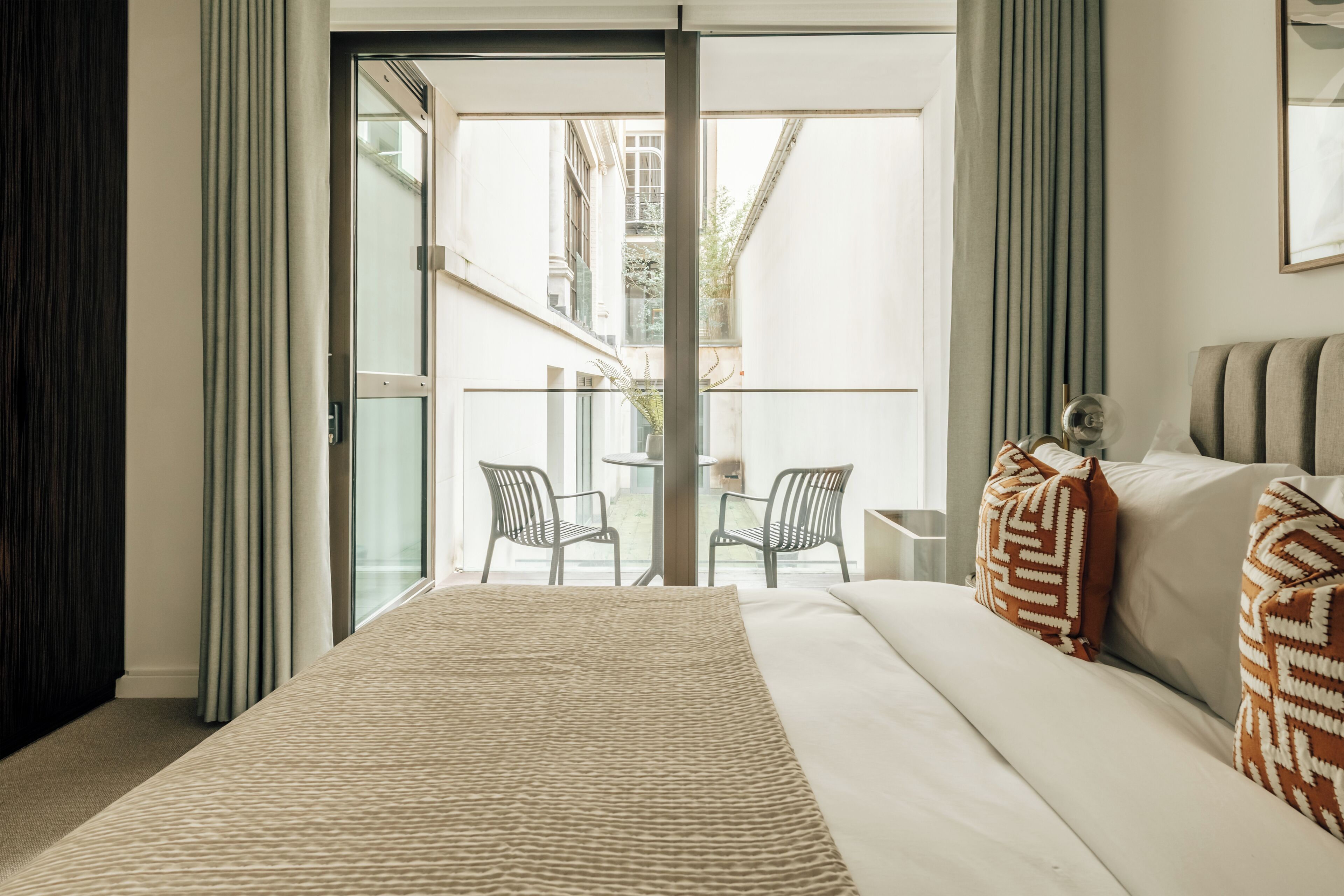 Deluxe Apartment, 2 Bedrooms, Air conditioning, Ground Floor | Laptop workspace, iron/ironing board, free WiFi