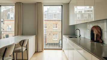 Deluxe-Apartment, 2 Schlafzimmer, Klimaanlage | Eigene Küche | Kühlschrank, Mikrowelle, Ofen, Herdplatte