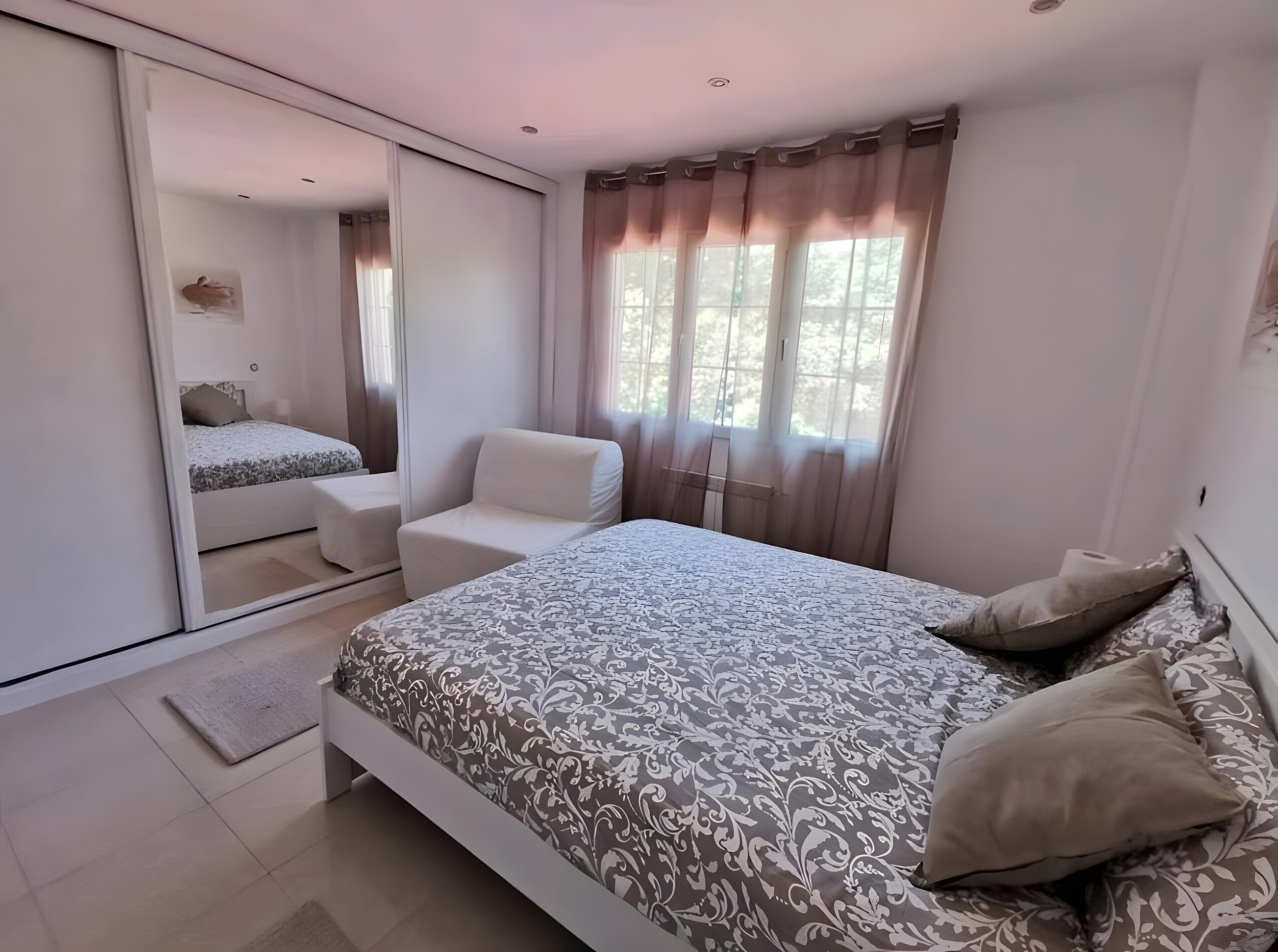 3 habitaciones, tabla de planchar con plancha, wifi y ropa de cama 