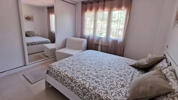 3 habitaciones, tabla de planchar con plancha, wifi y ropa de cama